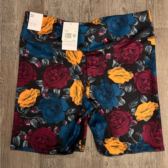 Nike One Women's Mid-Rise 7" Bike Shorts - Picture 3 of 6